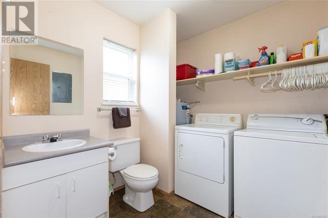 2P bath / Laundry to the right of the entrance | Image 4