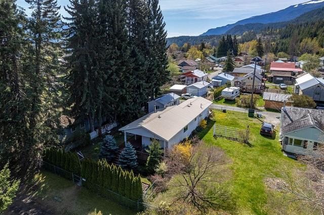 235 B Avenue, House detached with 2 bedrooms, 2 bathrooms and null parking in Central Kootenay D BC | Image 3