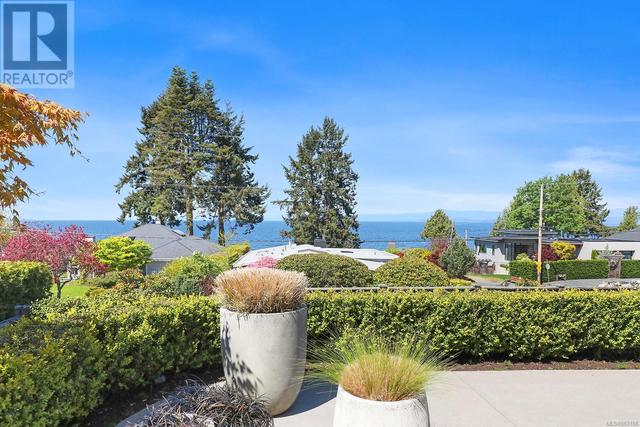 277 Crescent Rd W, House detached with 2 bedrooms, 3 bathrooms and 4 parking in Qualicum Beach BC | Image 52