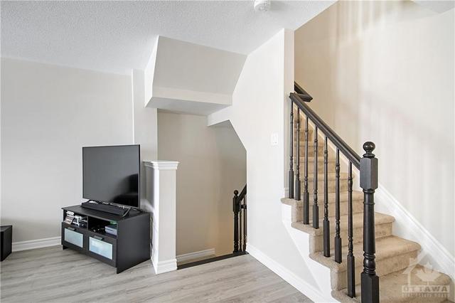 711 Juneberry Lane, Townhouse with 3 bedrooms, 2 bathrooms and 2 parking in Ottawa ON | Image 6