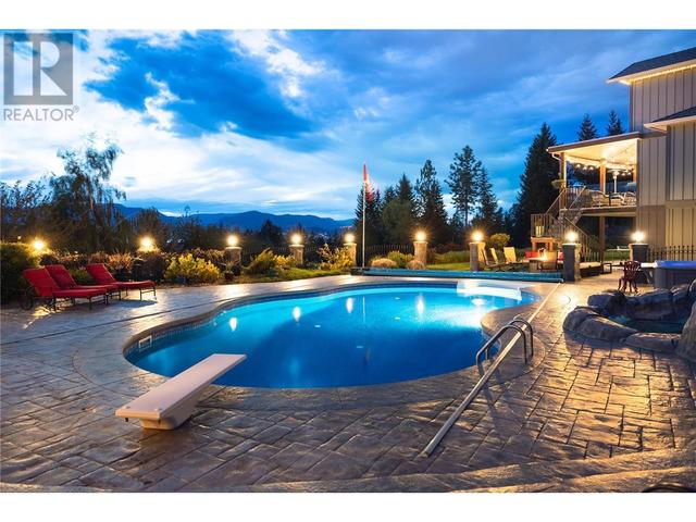 2775 Harvard Rd, House detached with 6 bedrooms, 4 bathrooms and 14 parking in Kelowna BC | Image 3