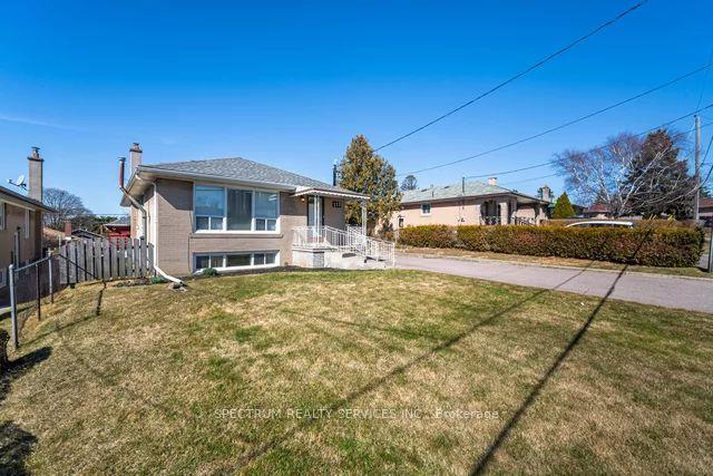 112 Wyndale Dr, House detached with 3 bedrooms, 2 bathrooms and 5 parking in Toronto ON | Image 31
