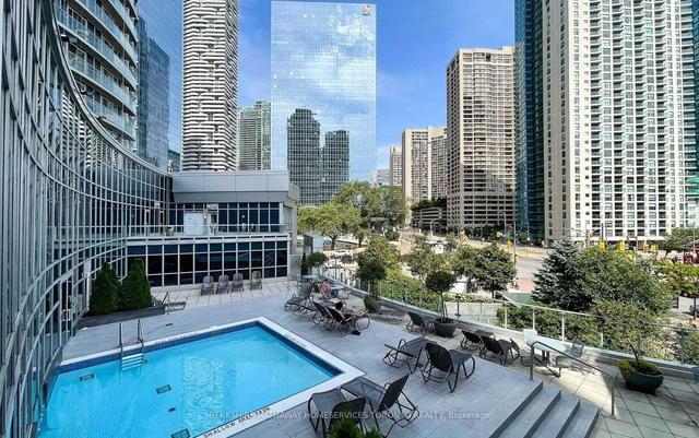 1711 - 218 Queens Quay W, Condo with 2 bedrooms, 2 bathrooms and 1 parking in Toronto ON | Image 9