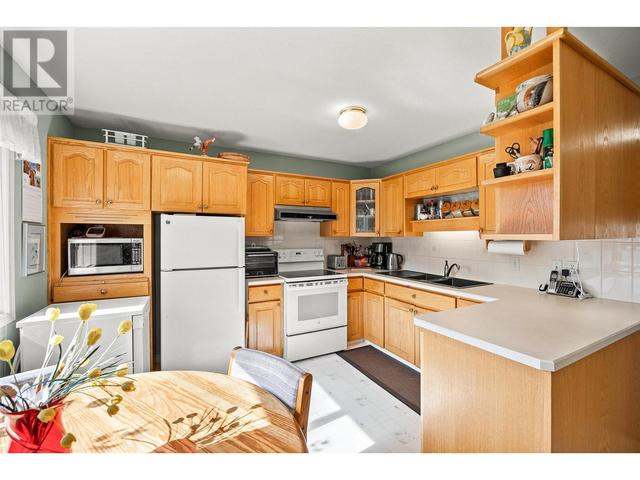 54 - 6400 Spencer Rd, House detached with 2 bedrooms, 3 bathrooms and 4 parking in Central Okanagan BC | Image 5