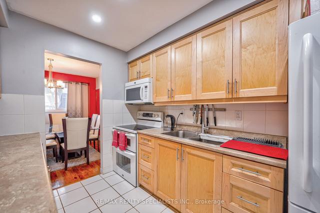 60 Enmount Dr, Townhouse with 3 bedrooms, 2 bathrooms and 2 parking in Brampton ON | Image 3
