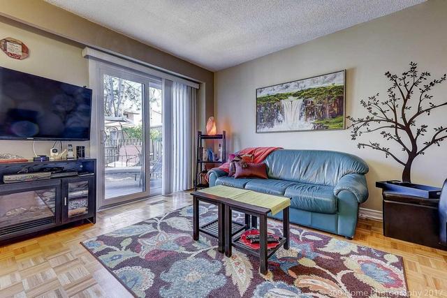 104 Foster Cres, Townhouse with 3 bedrooms, 3 bathrooms and 1 parking in Brampton ON | Image 6