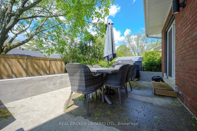 364 E Side Cres, House detached with 3 bedrooms, 2 bathrooms and 5.5 parking in Burlington ON | Image 31