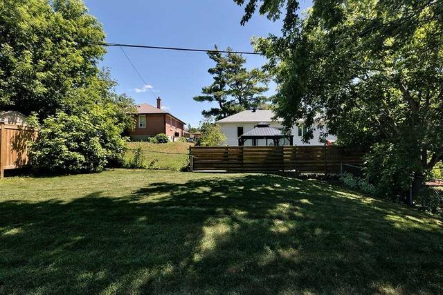 73 Queen St, House detached with 5 bedrooms, 2 bathrooms and 4 parking in Barrie ON | Image 5