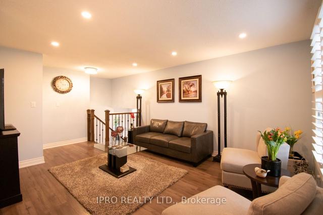 1033 Mississauga Vly Blvd, House detached with 3 bedrooms, 2 bathrooms and 5 parking in Mississauga ON | Image 2