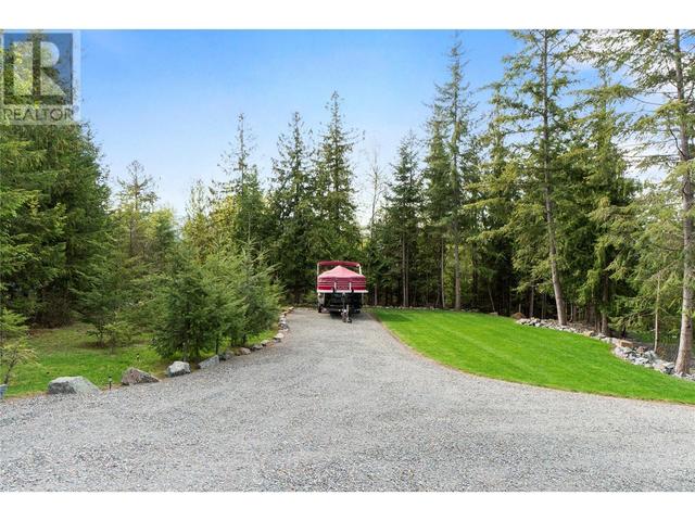 7430 Stampede Trail, House detached with 3 bedrooms, 2 bathrooms and 4 parking in Columbia Shuswap F BC | Image 6