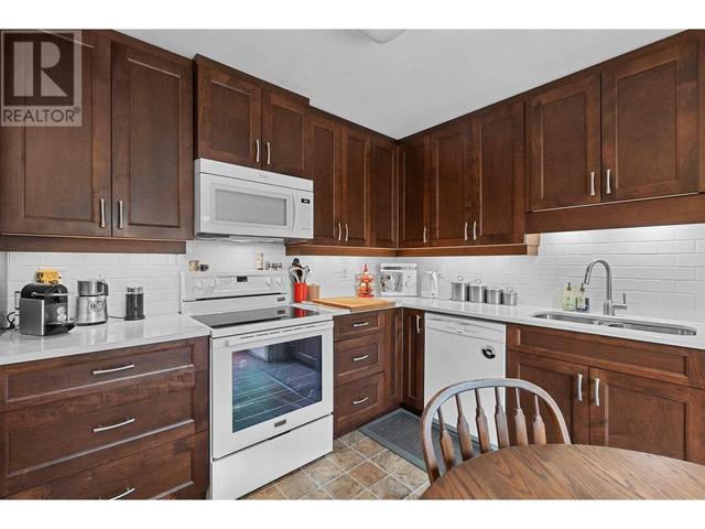 2 - 1530 Kelglen Cres, House attached with 3 bedrooms, 2 bathrooms and null parking in Kelowna BC | Image 13