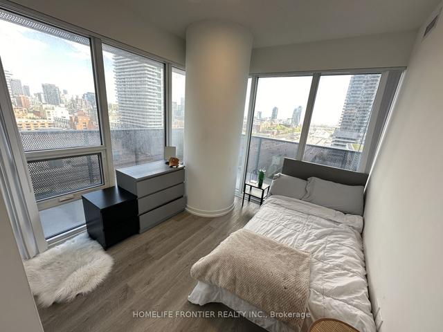1605 - 55 Cooper St, Condo with 2 bedrooms, 2 bathrooms and 0 parking in Toronto ON | Image 2