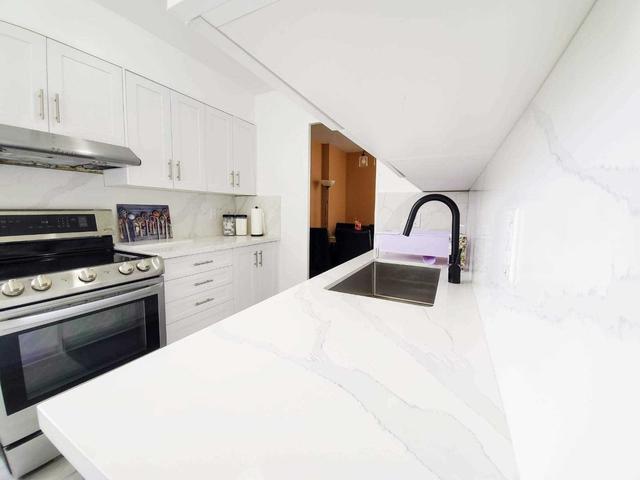 908 - 5 Vicora Linkway, Condo with 3 bedrooms, 2 bathrooms and 1 parking in Toronto ON | Image 2