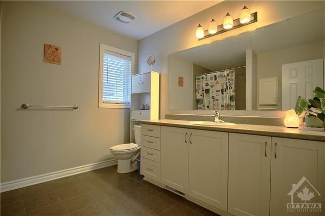 125 Dunforest Terr, Townhouse with 3 bedrooms, 3 bathrooms and 3 parking in Ottawa ON | Image 13