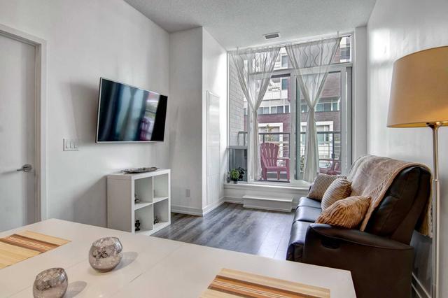 201 - 200 Sackville St, Condo with 1 bedrooms, 2 bathrooms and 0 parking in Toronto ON | Image 3
