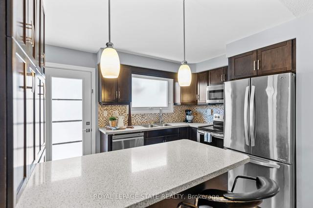 2350 Malcolm Cres, House detached with 3 bedrooms, 2 bathrooms and 3 parking in Burlington ON | Image 3