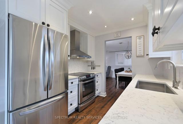 115 Exbury Rd, House detached with 3 bedrooms, 2 bathrooms and 3 parking in Toronto ON | Image 2