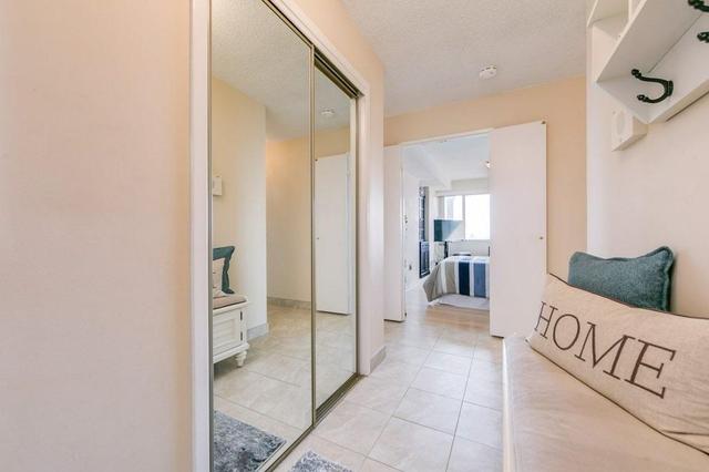 911 - 50 Elm St E, Condo with 3 bedrooms, 2 bathrooms and 2 parking in Mississauga ON | Image 2