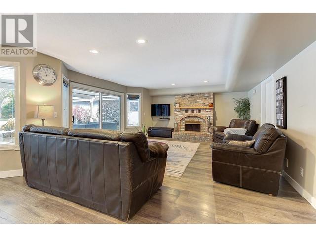 1610 Highland Dr N, House detached with 4 bedrooms, 2 bathrooms and 2 parking in Kelowna BC | Image 39