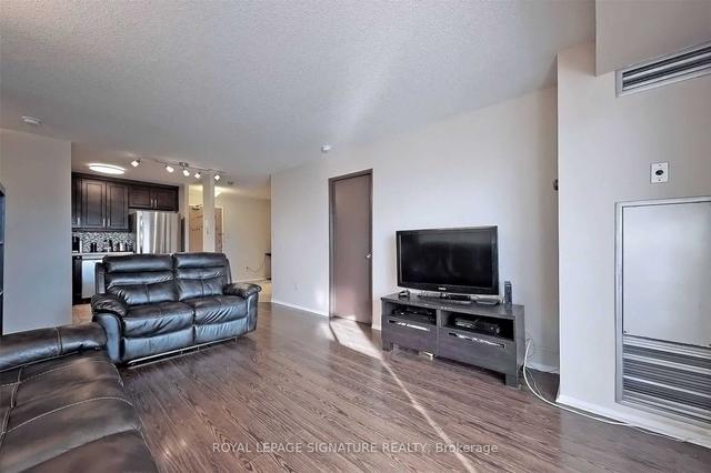 321 - 326 Major Mackenzie Dr E, Condo with 2 bedrooms, 2 bathrooms and 1 parking in Richmond Hill ON | Image 2