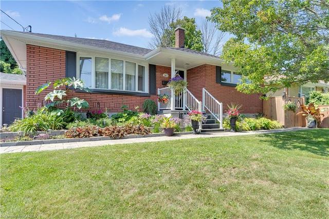 367 Mcewen Dr, House detached with 2 bedrooms, 2 bathrooms and 5 parking in Kingston ON | Image 1