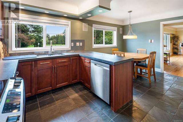 1870 Kings Rd, House detached with 4 bedrooms, 3 bathrooms and 4 parking in Saanich BC | Image 10