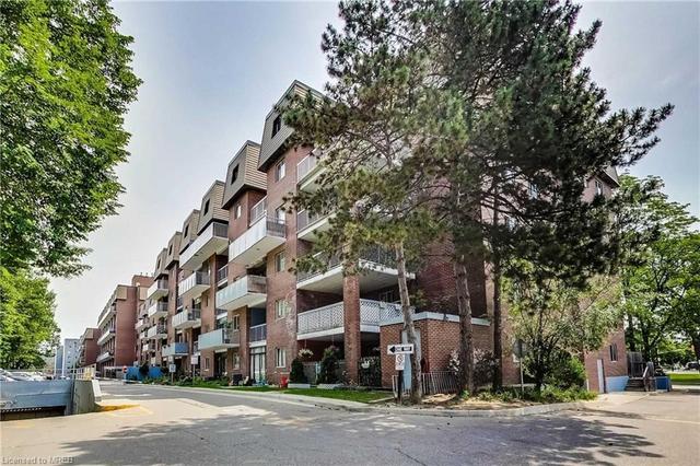 151 - 3025 The Credit Woodlands Dr, House attached with 5 bedrooms, 1 bathrooms and 1 parking in Mississauga ON | Image 1