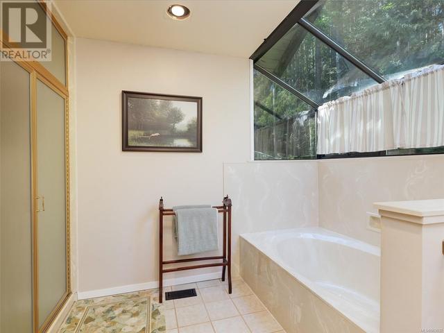 11316 Ravenscroft Pl, House detached with 4 bedrooms, 5 bathrooms and 4 parking in North Saanich BC | Image 17