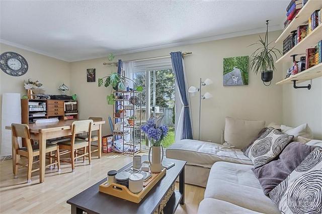 965 Cookshire Cres, Townhouse with 3 bedrooms, 2 bathrooms and 2 parking in Ottawa ON | Image 3