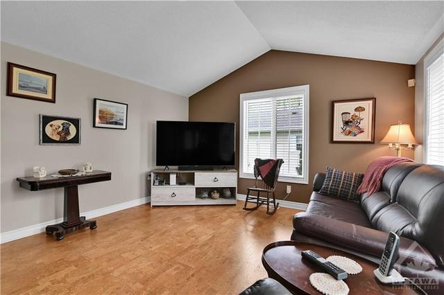 1020 Teena Colleen Private, House detached with 3 bedrooms, 2 bathrooms and 4 parking in Ottawa ON | Image 6