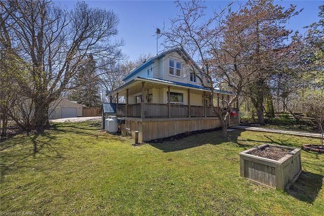 2231 Wellington Street, House detached with 3 bedrooms, 2 bathrooms and 7 parking in South Frontenac ON | Image 1