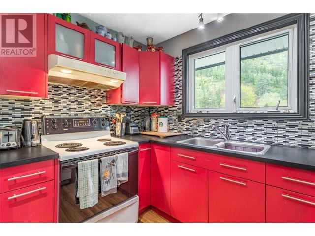 1560 Ponderosa Rd, House detached with 7 bedrooms, 3 bathrooms and 5 parking in West Kelowna BC | Image 7