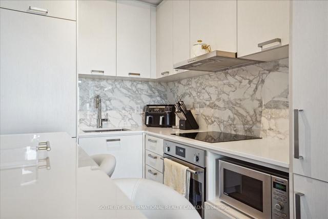 916 - 38 Honeycrisp Cres, Condo with 2 bedrooms, 2 bathrooms and 1 parking in Vaughan ON | Image 2