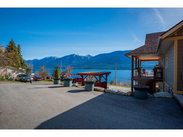 3558 Sprague St, House detached with 3 bedrooms, 4 bathrooms and null parking in Central Kootenay D BC | Image 34