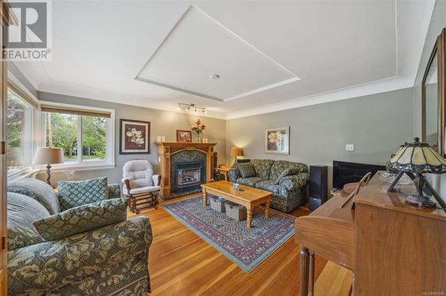 1087 Burnside Rd W, House detached with 2 bedrooms, 1 bathrooms and 4 parking in Saanich BC | Image 6