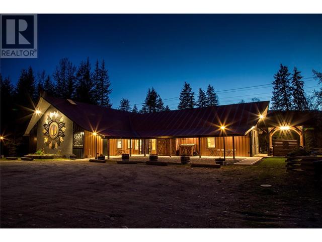 1502 Mountain View Drive, House detached with 6 bedrooms, 3 bathrooms and 10 parking in Revelstoke BC | Image 7