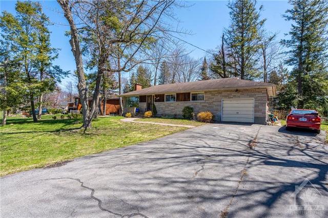 70 Pineglen Crescent, House detached with 3 bedrooms, 1 bathrooms and 8 parking in Ottawa ON | Image 2
