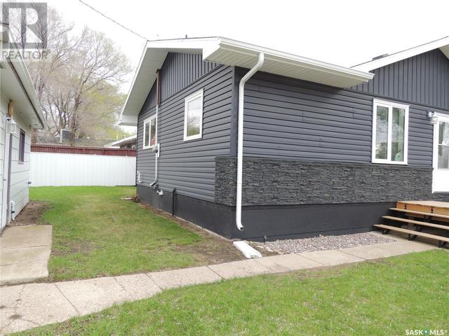 1500 Thorn Cres, House detached with 5 bedrooms, 2 bathrooms and null parking in Estevan SK | Image 5