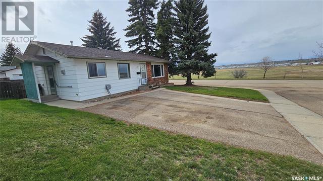 132 Haw Place, House detached with 2 bedrooms, 3 bathrooms and null parking in Swift Current SK | Image 1
