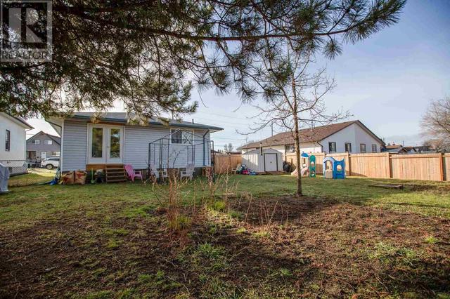 110 Empress Ave S, House detached with 2 bedrooms, 2 bathrooms and null parking in Thunder Bay ON | Image 3