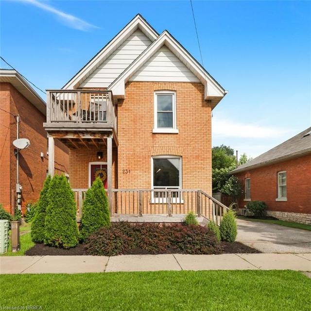 231 Brock St, House detached with 4 bedrooms, 1 bathrooms and 3 parking in Brantford ON | Image 1