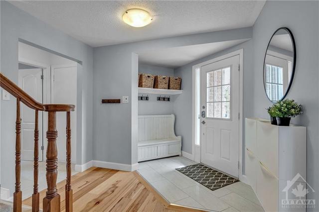 22 Fernbrook Pl, House detached with 3 bedrooms, 3 bathrooms and 6 parking in Ottawa ON | Image 4
