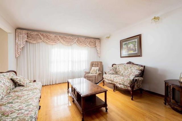8 Vimy Ave, House detached with 3 bedrooms, 2 bathrooms and 3 parking in Toronto ON | Image 5