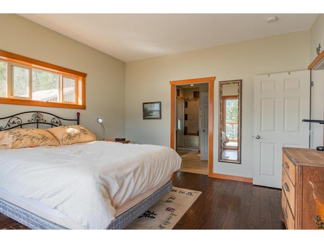 3558 Sprague St, House detached with 3 bedrooms, 4 bathrooms and null parking in Central Kootenay D BC | Image 84