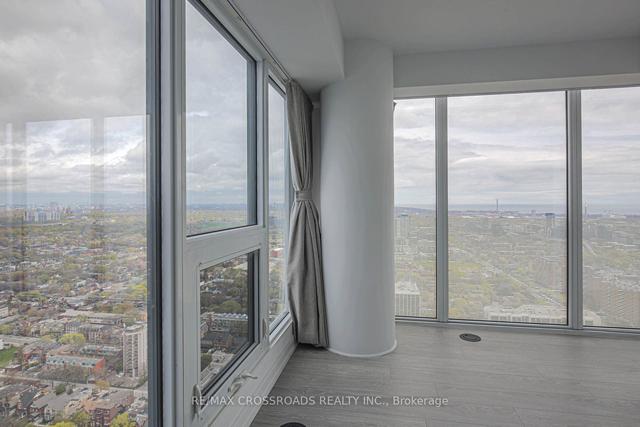 5303 - 181 Dundas St E, Condo with 2 bedrooms, 1 bathrooms and 1 parking in Toronto ON | Image 4