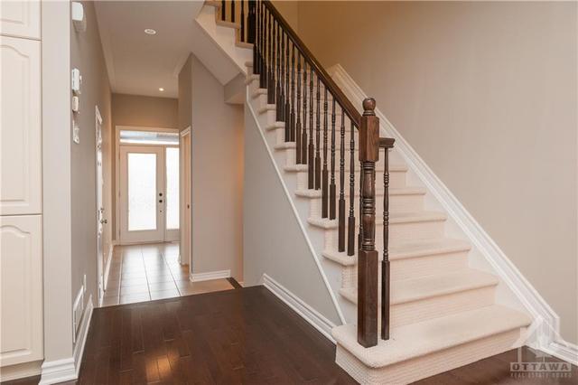 814 Fletcher Cir, Townhouse with 3 bedrooms, 3 bathrooms and 3 parking in Ottawa ON | Image 3
