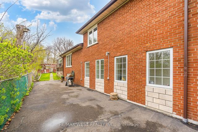 579 Rustic Rd, House detached with 3 bedrooms, 2 bathrooms and 12 parking in Toronto ON | Image 32