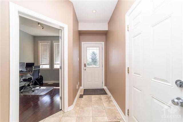 229 Felicia Cres, Townhouse with 4 bedrooms, 4 bathrooms and 2 parking in Ottawa ON | Image 3