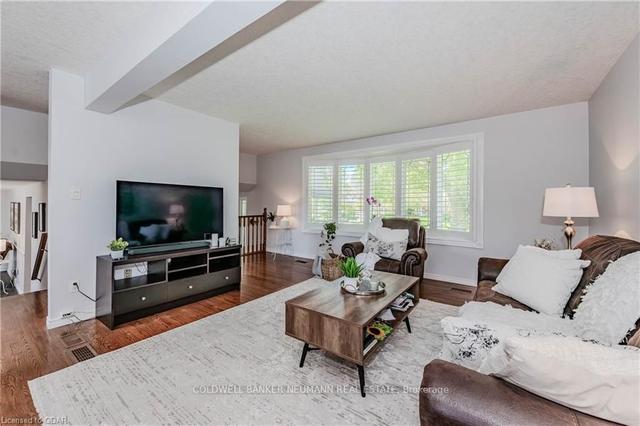 23 Meadow Cres, House detached with 4 bedrooms, 3 bathrooms and 3 parking in Guelph ON | Image 2