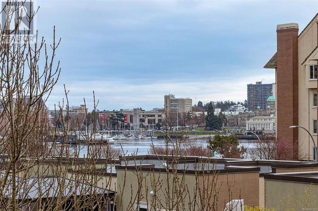 202 - 27 Songhees Rd, Condo with 2 bedrooms, 2 bathrooms and 1 parking in Victoria BC | Image 3